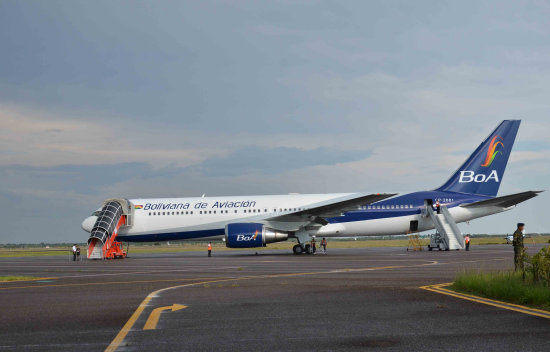 VUELO. El Boeing 767-300 de la aerolnea estatal BoA parti ayer desde la capital crucea.