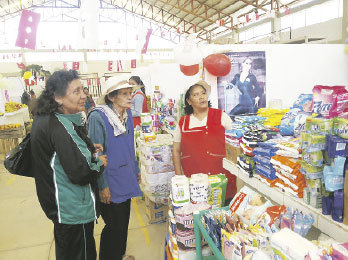 COMERCIO. El mercado de Villa Rosario (El Tejar) cuenta con medio centenar de puestos.