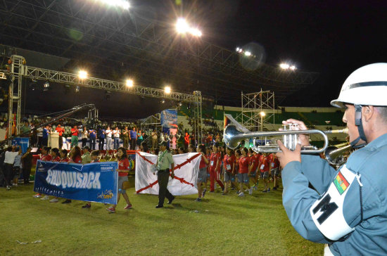 La delegacin chuquisaquea en el acto inaugural de los V Juegos Deportivos Estudiantiles Plurinacionales ayer, en el estadio Tahuichi.