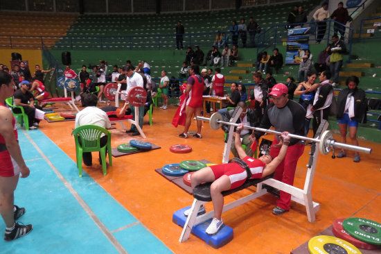 Una vista panormica de los deportistas en las zonas de competicin, en la especialidad de levantamiento de potencia estilo pecho.