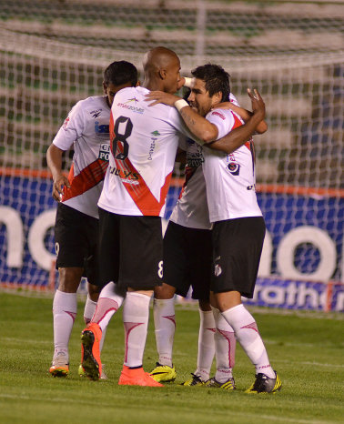 Una celebracin de los jugadores de Nacional Potos, que estuvieron cerca de llevarse los tres puntos anoche, ante Bolvar; al lado, una jugada del lance.