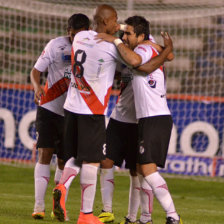 Una celebracin de los jugadores de Nacional Potos, que estuvieron cerca de llevarse los tres puntos anoche, ante Bolvar; al lado, una jugada del lance.