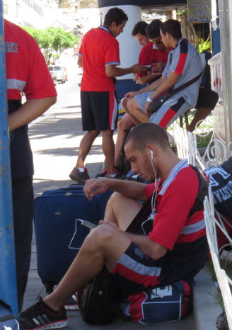 Los jugadores de Universitario esperan el autobs que les traslad al aeropuerto de la Capital.