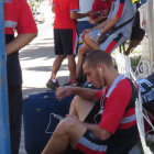 Los jugadores de Universitario esperan el autobs que les traslad al aeropuerto de la Capital.