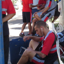 Los jugadores de Universitario esperan el autobs que les traslad al aeropuerto de la Capital.