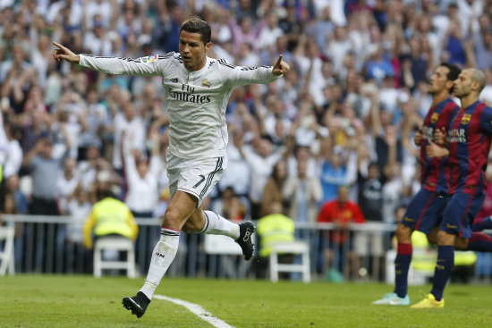 Crisitiano Ronaldo (i) celebra el gol del transitorio empate ante la desazn de los jugadores del Barcelona.