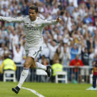 Crisitiano Ronaldo (i) celebra el gol del transitorio empate ante la desazn de los jugadores del Barcelona.