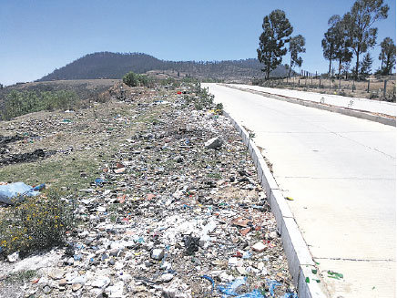 CONTAMINACIN: La avenida Circunvalacin en la zona de Caza y Pesca es uno de los lugares donde se comenz a depositar la basura.