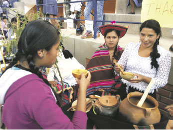 FESTIVAL. Las vecinas mostraron cmo se preparan algunos de los platos tpicos.