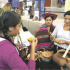 FESTIVAL. Las vecinas mostraron cmo se preparan algunos de los platos tpicos.