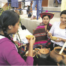 FESTIVAL. Las vecinas mostraron cmo se preparan algunos de los platos tpicos.