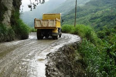 APOLO. Una vagoneta se embarranc por descuido del conductor.