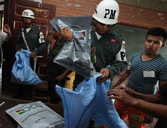 Votacin. Los electores acudieron a su cita con la democracia en Santa Cruz y Oruro, y no se produjeron incidentes. En la imagen, la votacin en Santa Cruz.