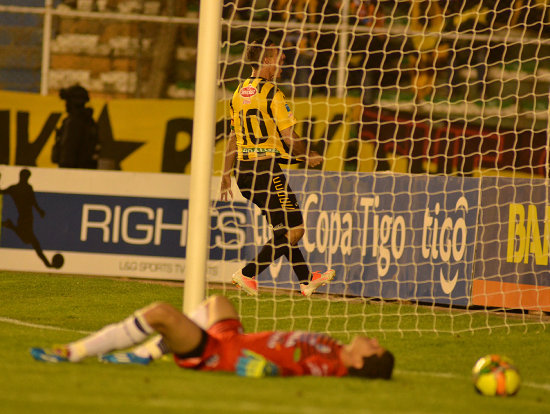 Pablo Escobar festeja el gol que le dio el triunfo a The Strongest sobre la hora, frente a San Jos, en el estadio Hernando Siles de La Paz.