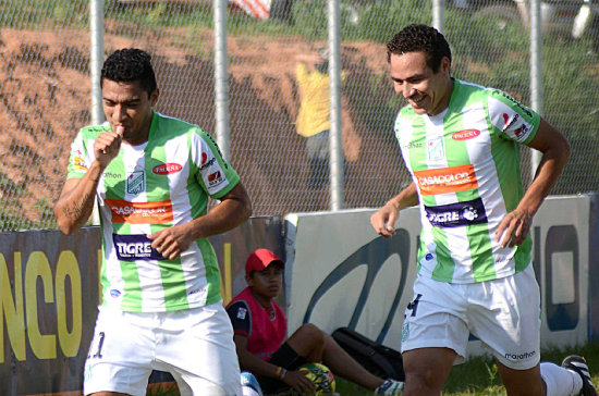 Alcides Pea (i) anot el gol del triunfo para Oriente Petrolero.