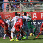 Una escena de peligro sobre el rea estudiantil, donde los jugadores capitalinos de Universitario intentan despejar el baln.