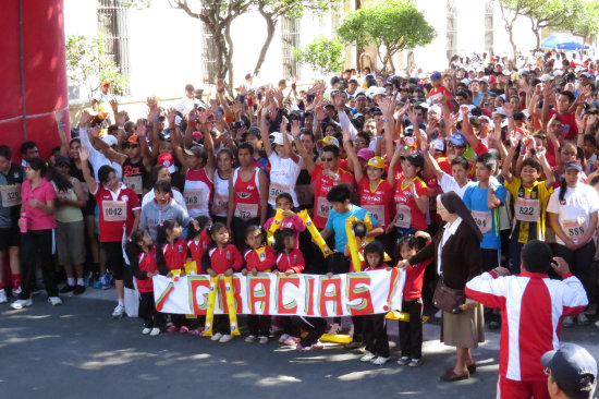 Los niños del hogar Tata San Juan de Dios agradecieron la solidaridad de la gente que corrió la carrera pedestre.