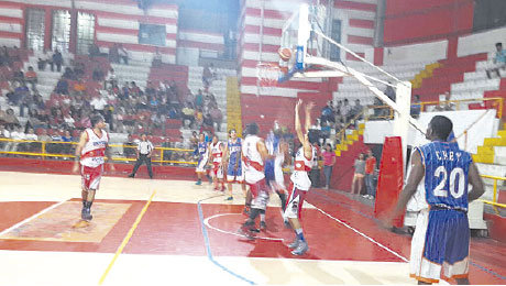 Un pasaje del partido jugado anoche, entre Vikingos y Amistad, en Tarija.