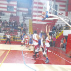 Un pasaje del partido jugado anoche, entre Vikingos y Amistad, en Tarija.