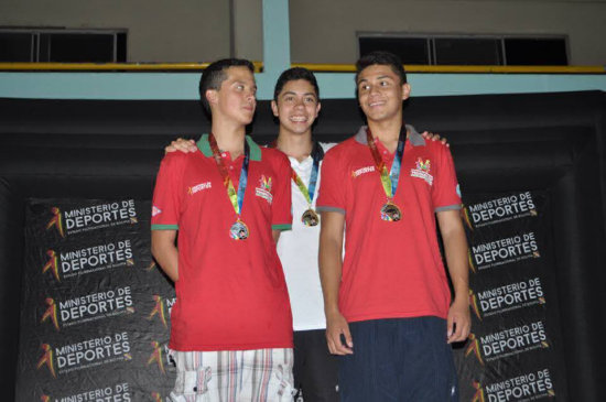 El chuquisaqueo Luis de la Jaille (d) sube al podio para colgarse la presa de plata, en la jornada inaugural.