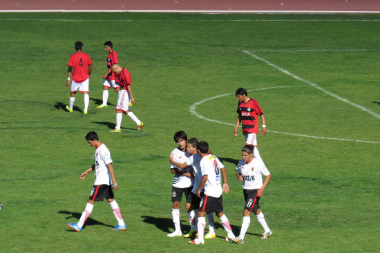 Los jugadores cementeros celebran uno de los goles sobre Flamengo.