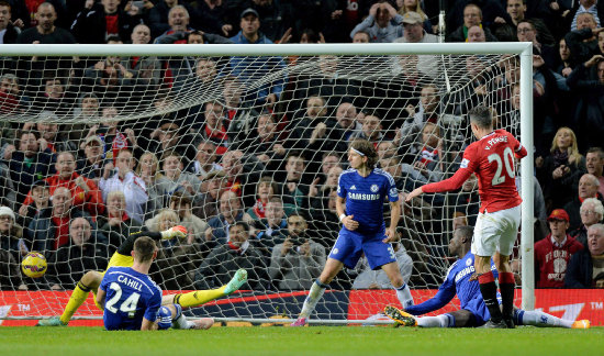 Robin Van Persie (d) anota el gol del empate para el United.