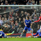 Robin Van Persie (d) anota el gol del empate para el United.