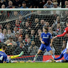 Robin Van Persie (d) anota el gol del empate para el United.