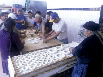 TRADICIN. En la panadera Lourdes, toda la familia se dedica a elaborar los rosquetes.