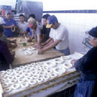 TRADICIN. En la panadera Lourdes, toda la familia se dedica a elaborar los rosquetes.