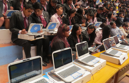 EQUIPAMIENTO. Los estudiantes sucrenses recibieron sus notebooks ayer.