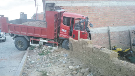 ACCIDENTE. El conductor de la volqueta que impact contra esta casa, fue sentenciado a cinco aos de crcel