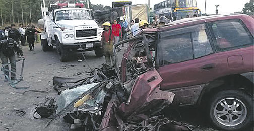 ACCIDENTE. As qued la vagoneta en la que viajaba una familia de tres miembros.