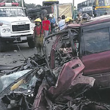 ACCIDENTE. As qued la vagoneta en la que viajaba una familia de tres miembros.