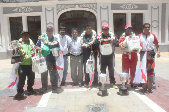 Jos Luis Prez (3d) junto con dirigentes, autoridades y corredores.