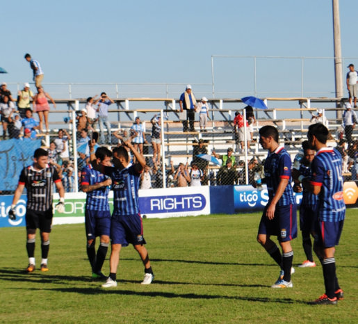 La celebracin del equipo cruceo luego de ganar el cotejo en Yacuiba, frente a Petrolero.