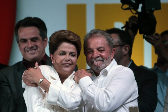 TRIUNFO. Dilma Rousseff celebra su victoria en las elecciones del domingo junto al jefe y fundador del PT, Lula da Silva.