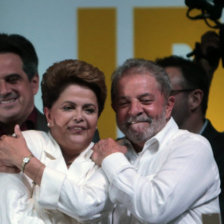 TRIUNFO. Dilma Rousseff celebra su victoria en las elecciones del domingo junto al jefe y fundador del PT, Lula da Silva.