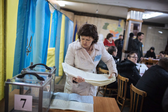 VOTOS. Una agente electoral recoge actas de una mesa de votacin en Kiev, Ucrania.