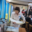 VOTOS. Una agente electoral recoge actas de una mesa de votacin en Kiev, Ucrania.