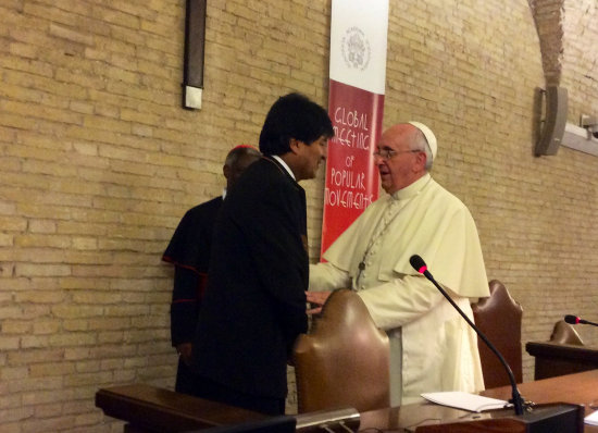 ENCUENTRO. El presidente Evo Morales y el Papa Francisco se estrechan la mano.