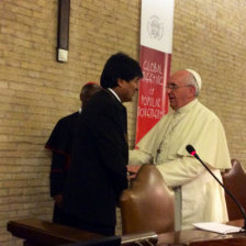 ENCUENTRO. El presidente Evo Morales y el Papa Francisco se estrechan la mano.