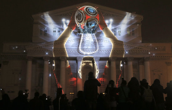 El logotipo del Mundial fue proyectado en la fachada del legendario Teatro Bolshi.