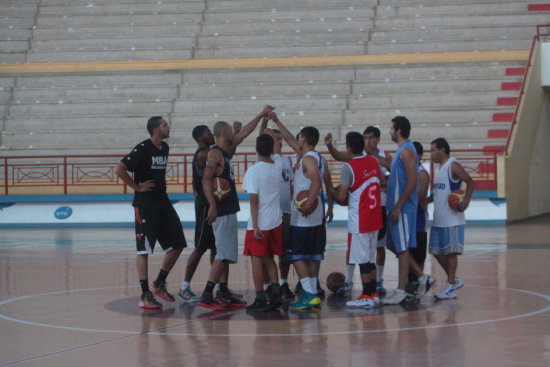 La plantilla de Amistad entren ayer en el coliseo Polideportivo luego de reposar el lunes, tras jugar dos partidos fuera de casa el pasado fin de semana.