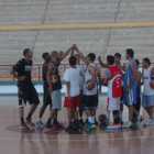 La plantilla de Amistad entren ayer en el coliseo Polideportivo luego de reposar el lunes, tras jugar dos partidos fuera de casa el pasado fin de semana.