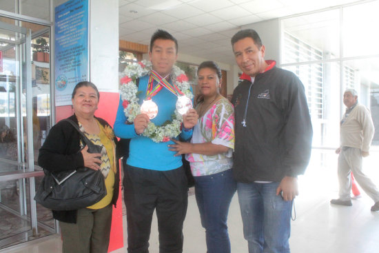 Conrrado Moscoso arrib ayer, a la Capital, junto a su padre Luis (i).