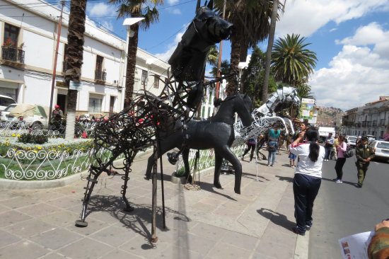 CREATIVIDAD. Las esculturas instaladas en la plaza Zudez.