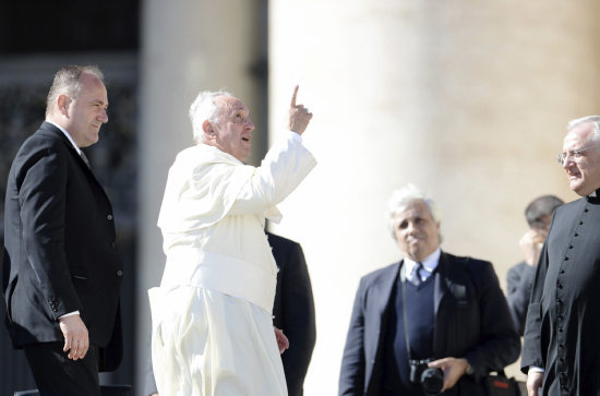 DEFENSA. El papa Francisco particip en un encuentro con representantes de varias organizaciones populares del mundo.