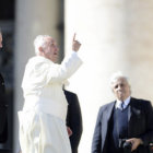 DEFENSA. El papa Francisco particip en un encuentro con representantes de varias organizaciones populares del mundo.