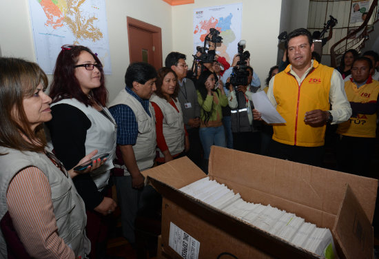 TRMITE. El alcalde paceo Luis Revilla entrega los libros con firmas recolectadas.